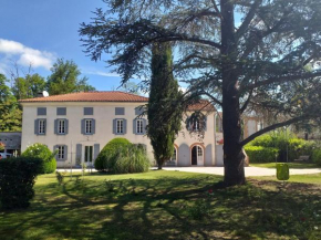 Chez Celine et Philippe Chambre atelier dans propriété de charme avec piscine